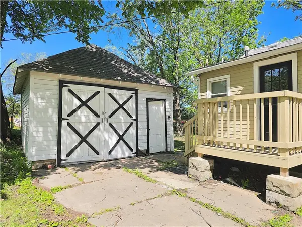 214 S Cottonwood ST, Iola, KS 66749