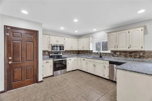 2721 Trenchard DR, Independence, MO 64057