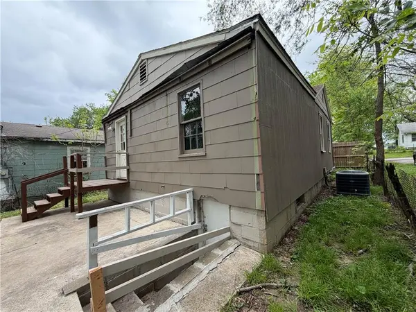 326 N Cedar AVE, Independence, MO 64053
