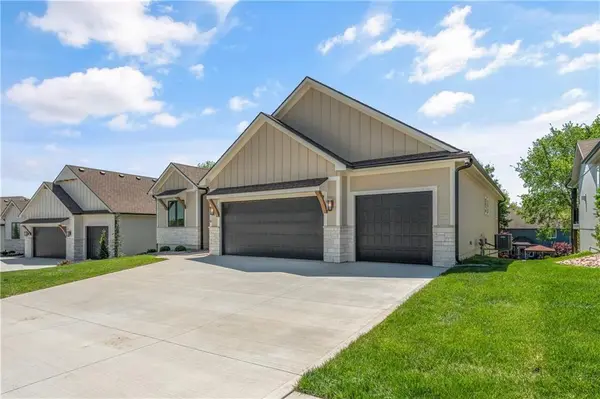 4316 NE Hideaway DR, Lee's Summit, MO 64064