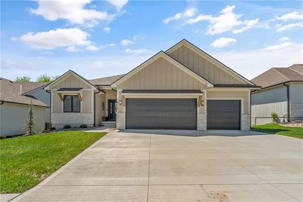 4316 NE Hideaway DR, Lee's Summit, MO 64064