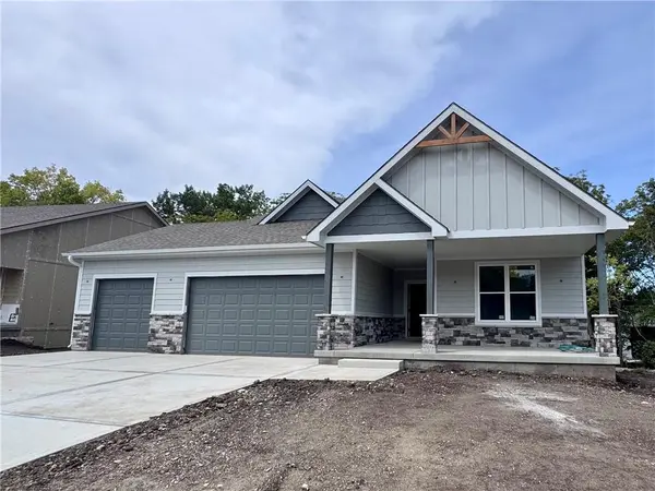 8638 Eagle Creek DR, De Soto, KS 66018