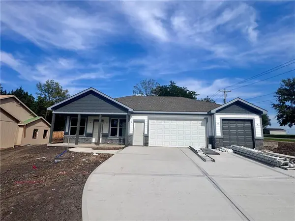 8675 Eagle Creek DR, De Soto, KS 66018