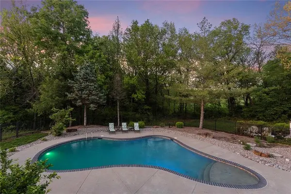 8611 S Stillhouse RD, Oak Grove, MO 64075