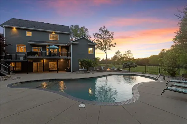 8611 S Stillhouse RD, Oak Grove, MO 64075