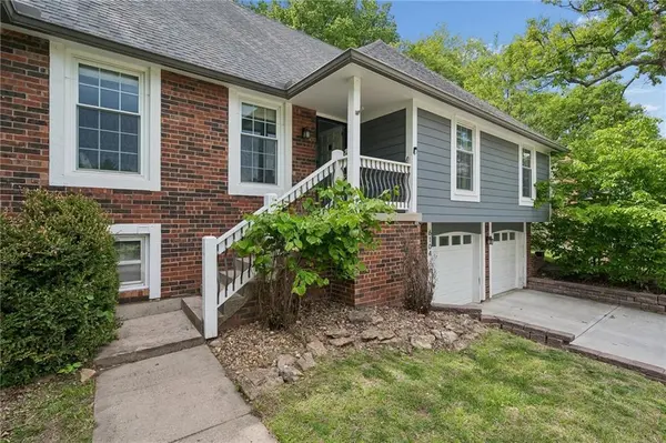 6104 Albervan ST, Shawnee, KS 66216