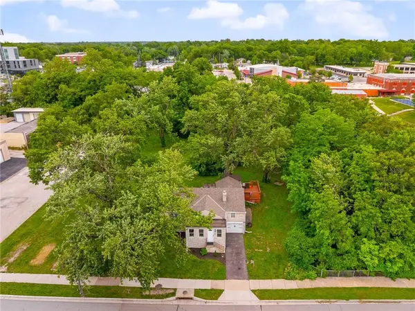 336 E Park ST, Olathe, KS 66061