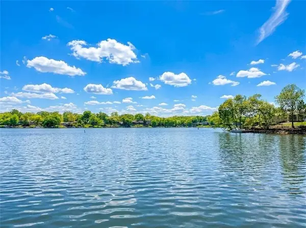 155 North Shore DR, Lake Waukomis, MO 64151