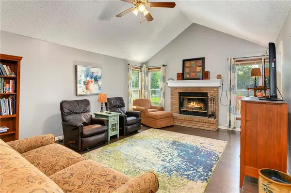 1204 NE Hunters RD, Blue Springs, MO 64014
