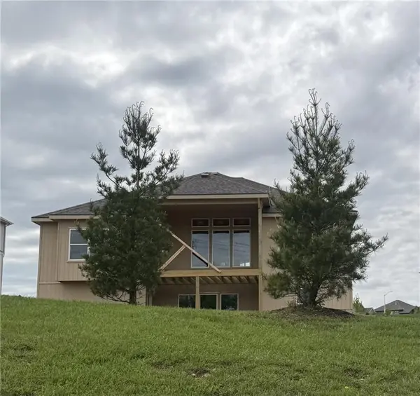 9009 N Poplar AVE, Kansas City, MO 64156