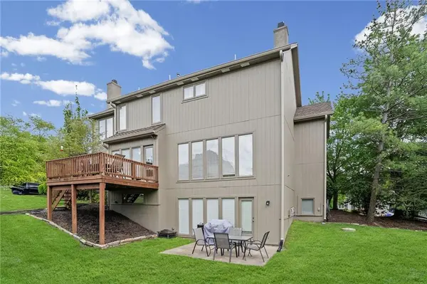 8011 Parkview DR, Parkville, MO 64152