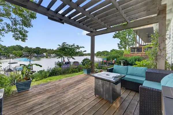 25 Beach DR, Lake Tapawingo, MO 64015