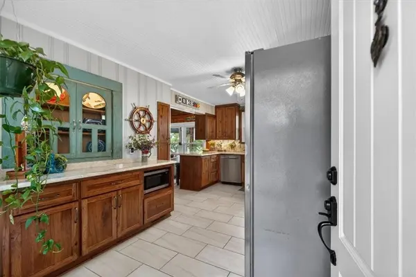 25 Beach DR, Lake Tapawingo, MO 64015