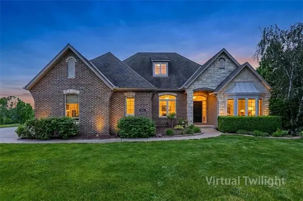 8070 Green Glades CT, Parkville, MO 64152