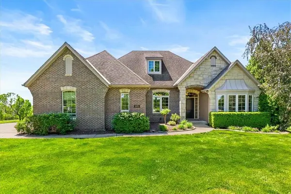 8070 Green Glades CT, Parkville, MO 64152