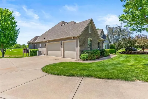 8070 Green Glades CT, Parkville, MO 64152