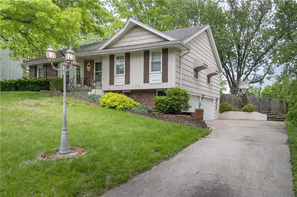 6807 NW Birch LN, Kansas City, MO 64151