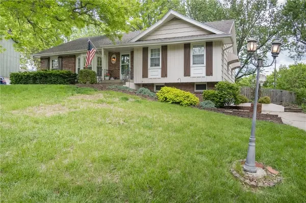 6807 NW Birch LN, Kansas City, MO 64151
