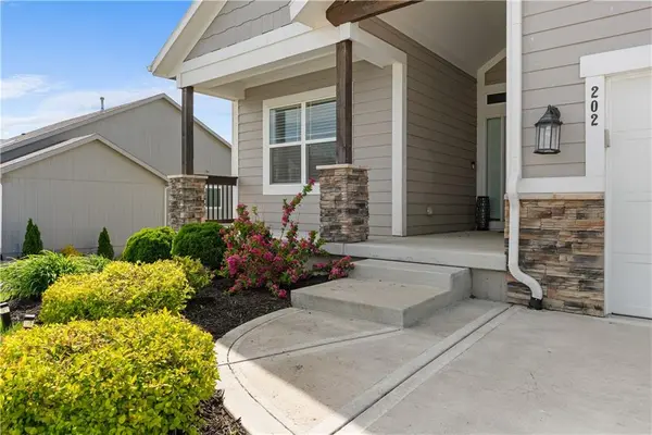 202 NW Joshua DR, Lee's Summit, MO 64081