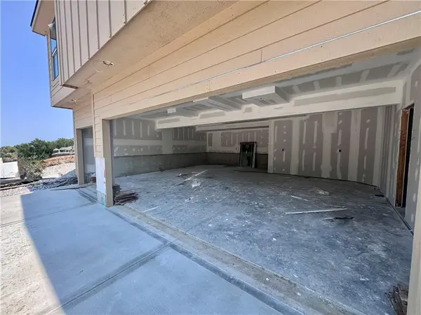 8485 Eagle Creek DR, De Soto, KS 66018