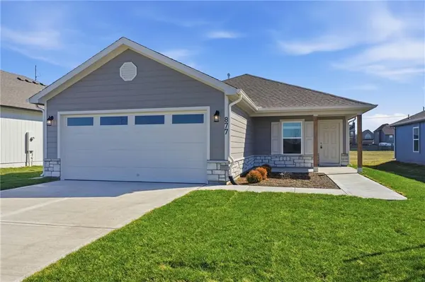 468 Valley View DR, Tonganoxie, KS 66086