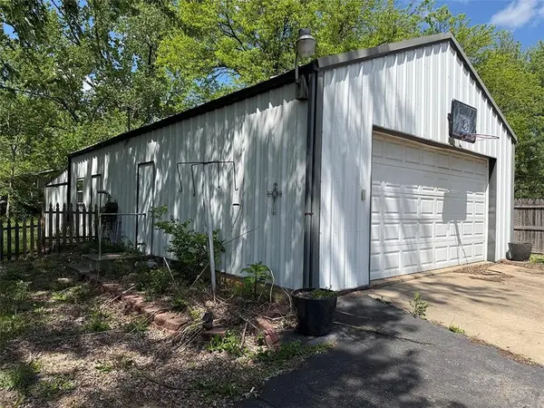 232 S County Line RD, Windsor, MO 65360
