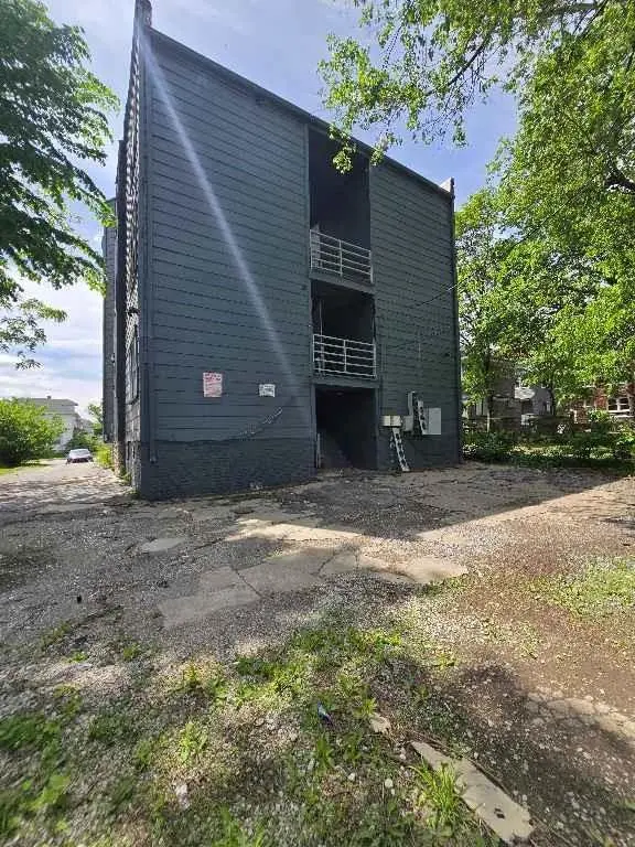 3300 E Linwood BLVD, Kansas City, MO 64128