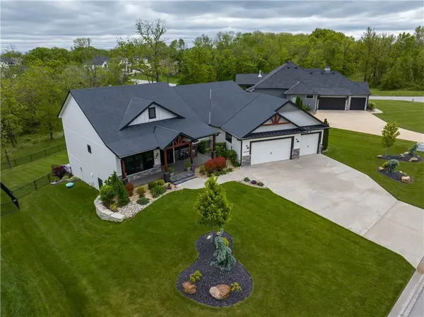 4 Black Hawk DR, Lake Winnebago, MO 64034