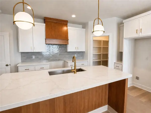 2844 Tracy AVE, Kansas City, MO 64109