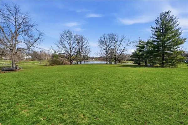 8801 Mission RD, Leawood, KS 66206