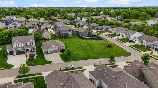 25237 W 141st TER, Olathe, KS 66061