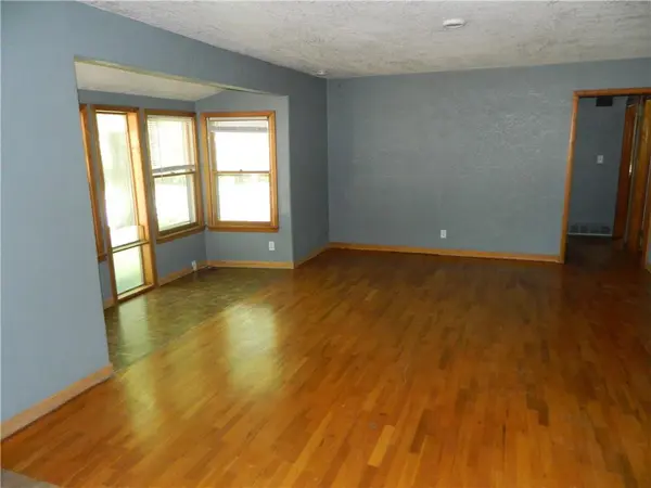 923 Crestline DR, Lawrence, KS 66049
