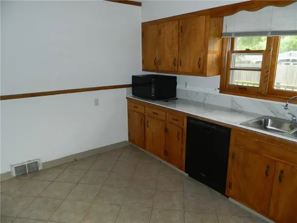923 Crestline DR, Lawrence, KS 66049