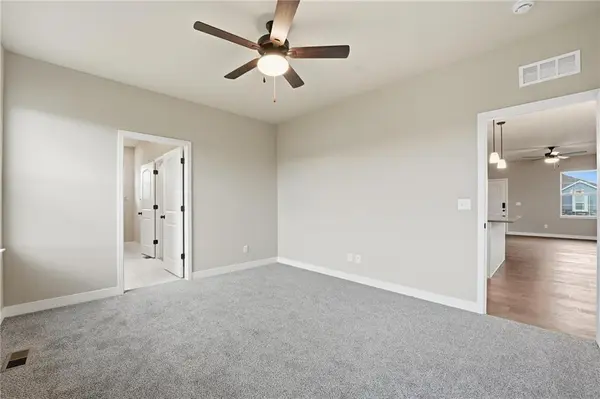 12427 S Redwood ST, Lee's Summit, MO 64086