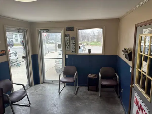 123 N Main ST, Windsor, MO 65360