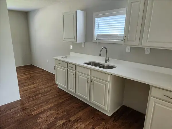 3013 E 77 TER, Kansas City, MO 64132
