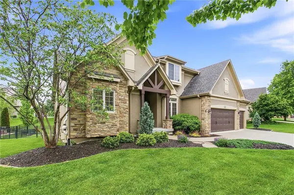 1637 NE Woodland Shores DR, Lee's Summit, MO 64086