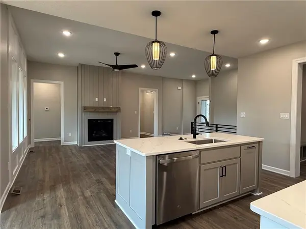 31421 W 85th TER, De Soto, KS 66018