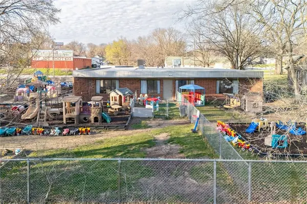 3712 Pacific ST, St Joseph, MO 64507