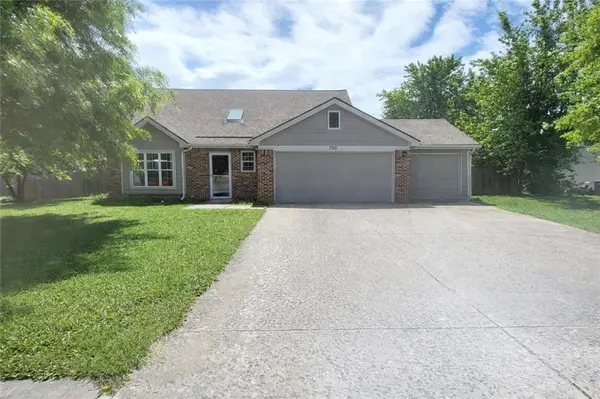 790 Myers DR, Tonganoxie, KS 66086