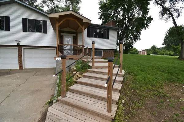 21282 Parallel RD, Tonganoxie, KS 66086