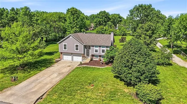 19610 Rosewood DR, Stilwell, KS 66085