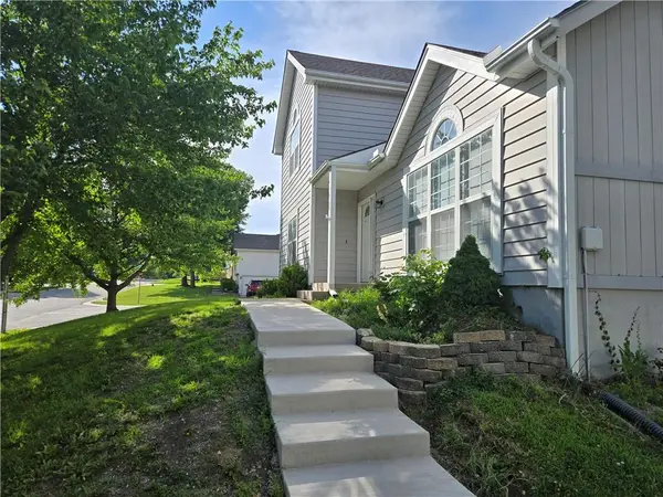 2128 SW British DR, Lee's Summit, MO 64081