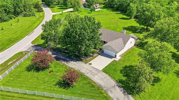 10604 E 240th ST, Peculiar, MO 64078