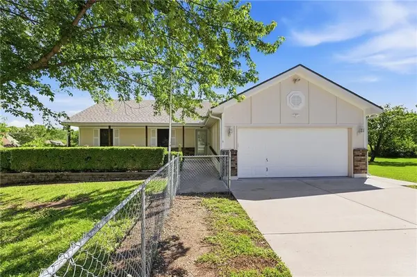 10604 E 240th ST, Peculiar, MO 64078