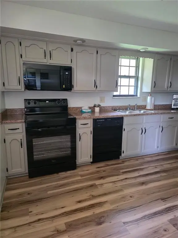 1104 SW MIC-O-SAY DR, Blue Springs, MO 64015