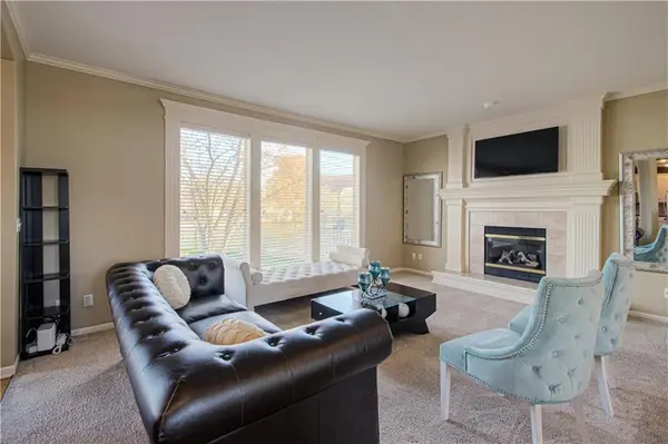 304 NE Hidden Valley WAY, Lee's Summit, MO 64064
