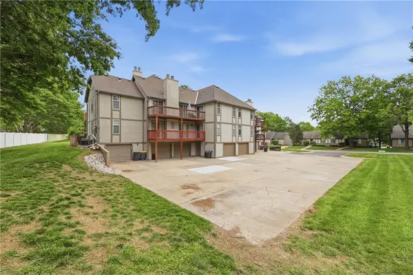 1305 NW Village DR #C, Blue Springs, MO 64015