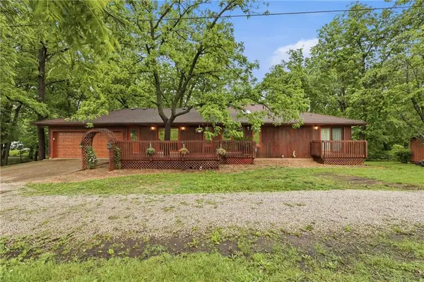 875 Kendall RD, Peculiar, MO 64078