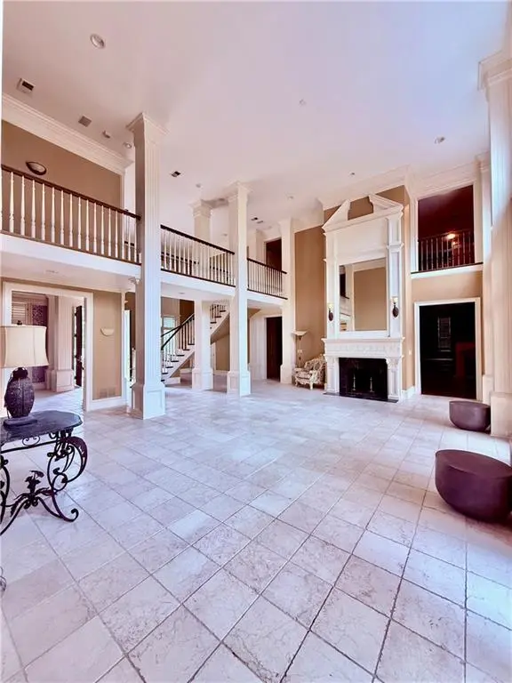 11724 Canterbury ST, Leawood, KS 66211